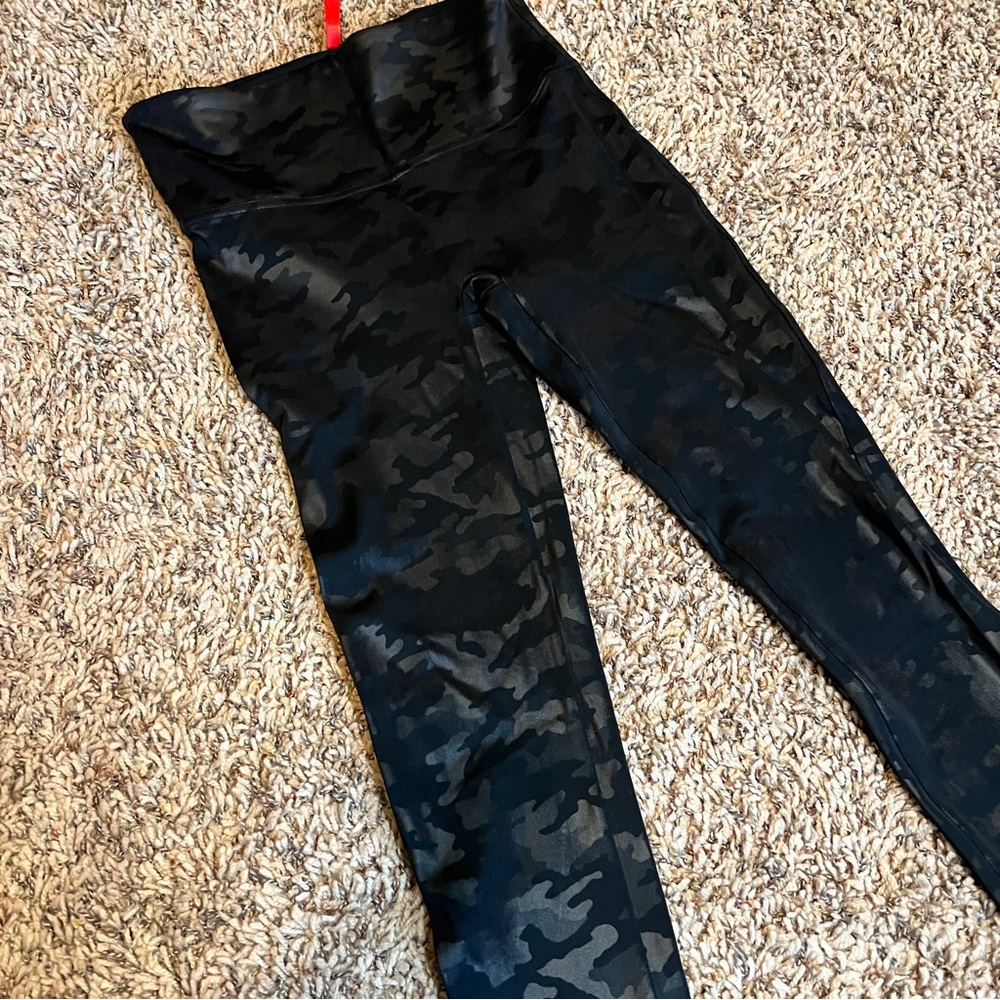 SPANX Black Leggings with Shiny Texture and High-Rise Waistband